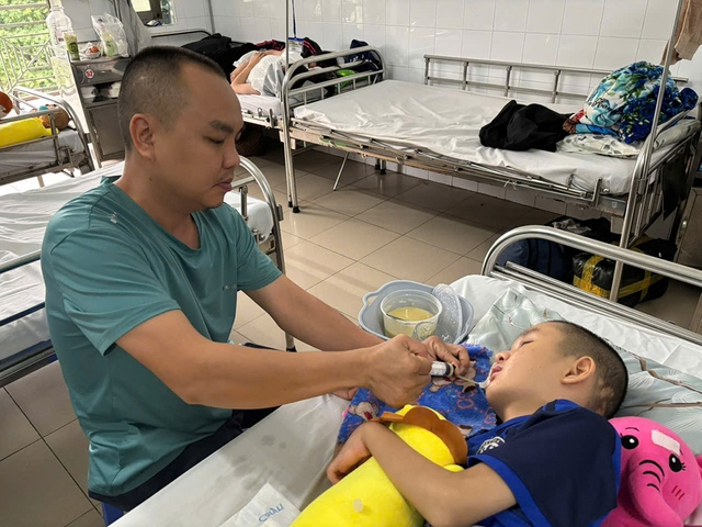 Cha con vượt qua bệnh n&atilde;o &uacute;ng thủy nhờ l&ograve;ng tốt của cộng đồng - Ảnh 2.