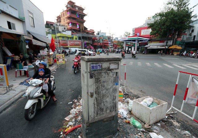 Dãy trụ điện nằm giữa đường Chu Văn An: Sở Xây dựng TP.HCM lên tiếng- Ảnh 1. Dãy trụ điện nằm giữa đường Chu Văn An: Sở Xây dựng TP.HCM lên tiếng- Ảnh 1.