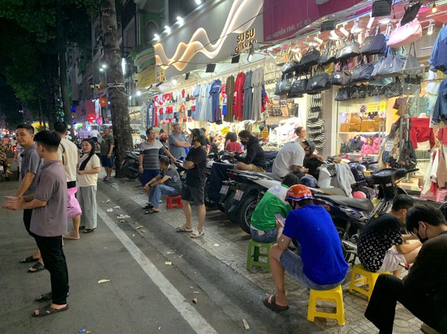 Vì sao càng cận tết, nhiều người càng thích mua sắm?- Ảnh 3.