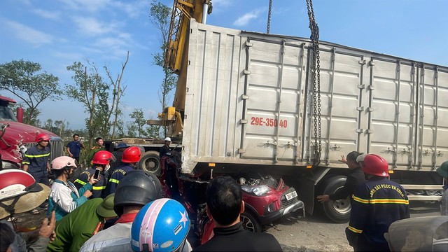 Xe con bẹp d&uacute;m sau tai nạn li&ecirc;n ho&agrave;n, 4 người bị thương nặng- Ảnh 1.