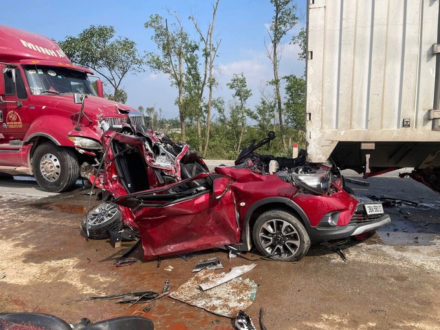 Xe con bẹp d&uacute;m sau tai nạn li&ecirc;n ho&agrave;n, 4 người bị thương nặng- Ảnh 3.