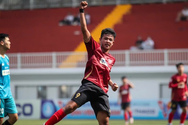 ĐH Kinh tế TP.HCM 1-1 Trường ĐH Văn Lang: Mở đầu căng thẳng - Ảnh 1.