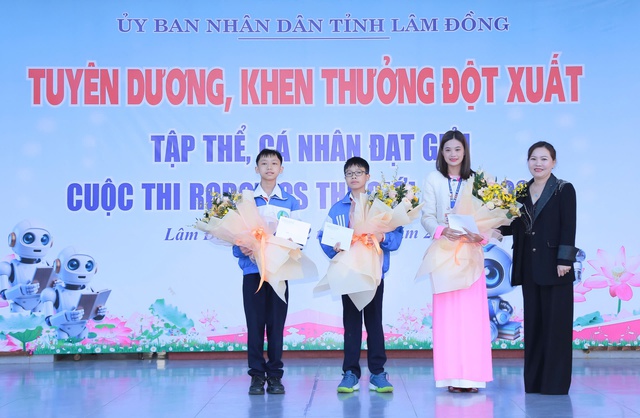 Trường THCS Nguyễn Du khen thưởng 2 học sinh đoạt Huy chương Vàng World Robot Contest 2025 - Ảnh 2. Trường THCS Nguyễn Du khen thưởng 2 học sinh đoạt Huy chương Vàng World Robot Contest 2025 - Ảnh 2.