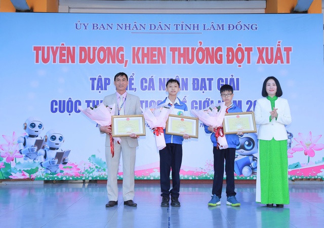 Trường THCS Nguyễn Du khen thưởng 2 học sinh đoạt Huy chương Vàng World Robot Contest 2025 - Ảnh 1. Trường THCS Nguyễn Du khen thưởng 2 học sinh đoạt Huy chương Vàng World Robot Contest 2025 - Ảnh 1.
