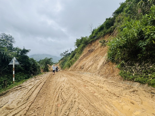 Quảng Ngãi: Hạ tầng giao thông liên kết đông - tây còn nhiều bất cập- Ảnh 3. Quảng Ngãi: Hạ tầng giao thông liên kết đông - tây còn nhiều bất cập- Ảnh 3.