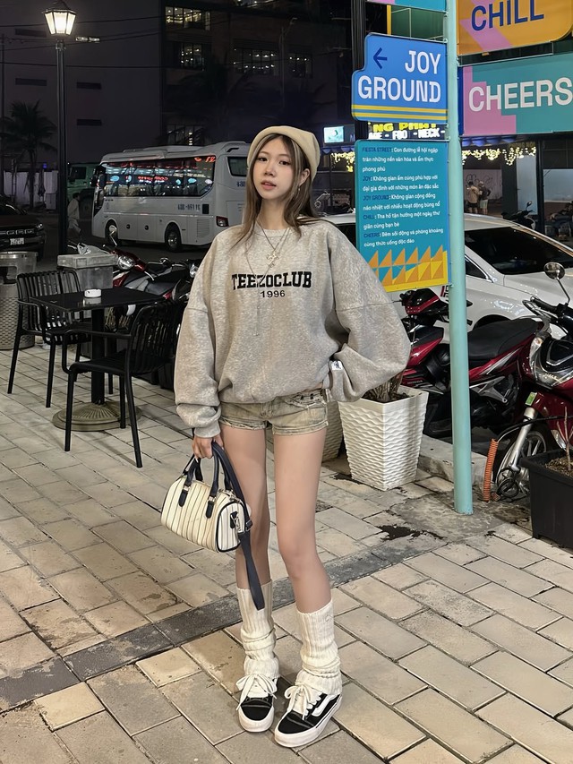 Áo nỉ phối quần shorts tạo bản phối ‘trái mùa’ đầy ngẫu hứng - Ảnh 1.