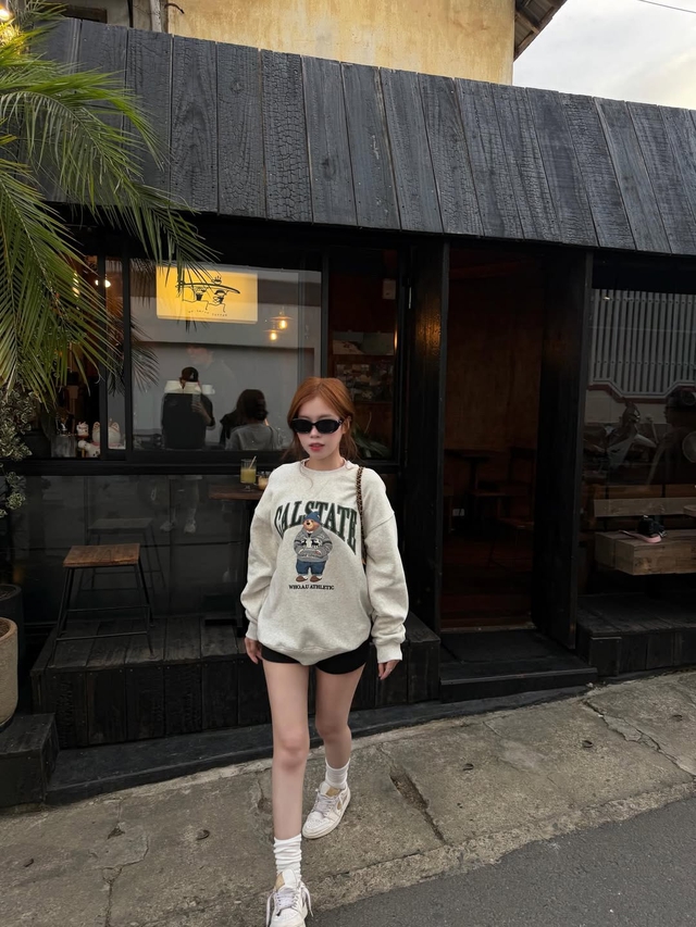 Áo nỉ phối quần shorts tạo bản phối ‘trái mùa’ đầy ngẫu hứng - Ảnh 2.