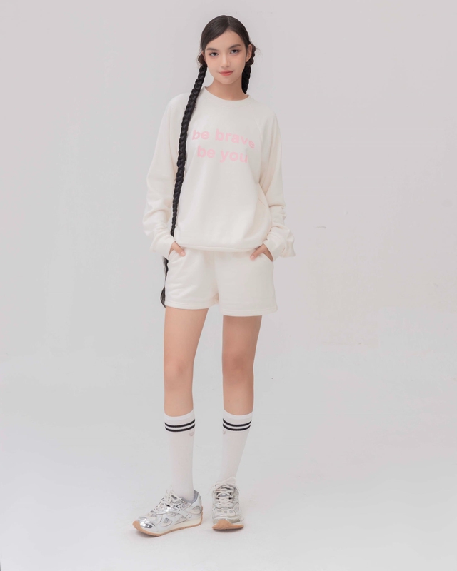 Áo nỉ phối quần shorts tạo bản phối ‘trái mùa’ đầy ngẫu hứng - Ảnh 6.