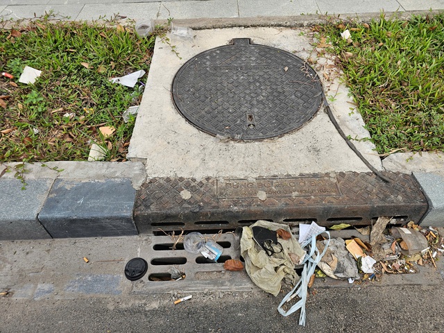 R&aacute;c thải nh&agrave; ga T3 bủa v&acirc;y đường v&agrave;o s&acirc;n bay T&acirc;n Sơn Nhất g&acirc;y bức x&uacute;c - Ảnh 4.