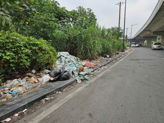 R&aacute;c thải nh&agrave; ga T3 bủa v&acirc;y đường v&agrave;o s&acirc;n bay T&acirc;n Sơn Nhất g&acirc;y bức x&uacute;c - Ảnh 3.