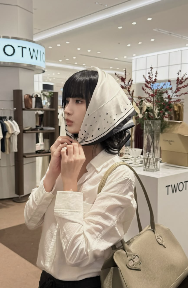 Diện áo sơ mi trắng tinh giản nhưng luôn ghi điểm thanh lịch- Ảnh 8.