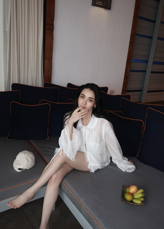 Diện áo sơ mi trắng tinh giản nhưng luôn ghi điểm thanh lịch- Ảnh 9.