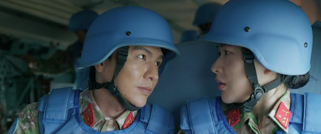 Phim Kh&ocirc;ng giới hạn: H&igrave;nh ảnh mới về người l&iacute;nh cứu hộ trong thời b&igrave;nh - Ảnh 1.