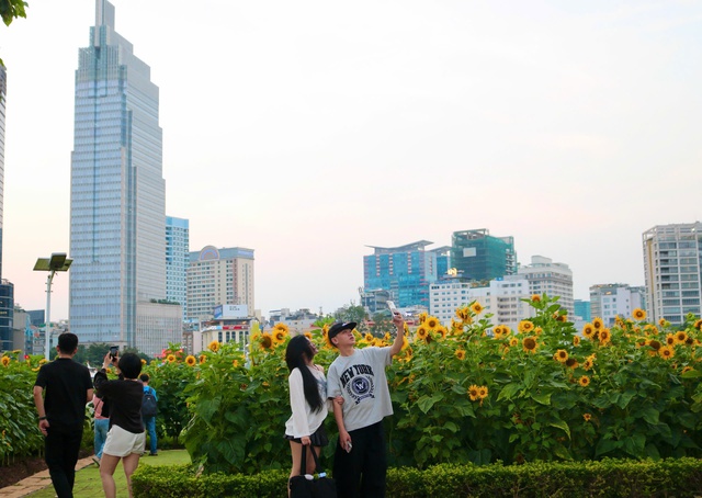 Vui mừng v&igrave; sắp tới c&oacute; th&ecirc;m ng&agrave;y nghỉ hưởng lương, người trẻ dự định l&agrave;m g&igrave;?- Ảnh 2.