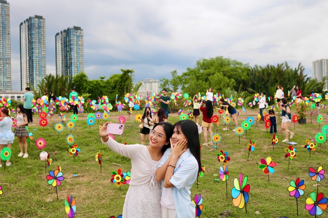 Vui mừng v&igrave; sắp tới c&oacute; th&ecirc;m ng&agrave;y nghỉ hưởng lương, người trẻ dự định l&agrave;m g&igrave;?- Ảnh 1.