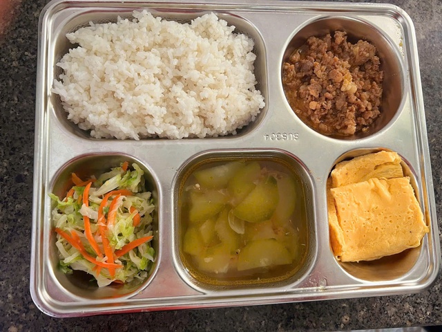 Chưa thống nhất với phụ huynh, bếp ăn b&aacute;n tr&uacute; trường học ở Quảng Trị tạm dừng- Ảnh 1.