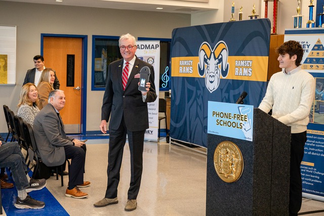 Lệnh cấm học sinh d&ugrave;ng điện thoại trong trường lan rộng khắp nước Mỹ - Ảnh 1.