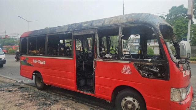 Đồng Nai: Ch&aacute;y xe đưa rước c&ocirc;ng nh&acirc;n ngay cổng trường học - Ảnh 1.