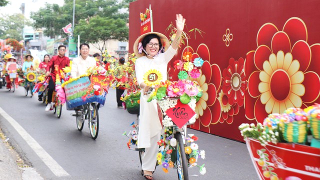 Chợ hoa xuân "Trên bến dưới thuyền" Tết Bính Ngọ ở TP.HCM có gì đặc sắc?- Ảnh 1. Chợ hoa xuân "Trên bến dưới thuyền" Tết Bính Ngọ ở TP.HCM có gì đặc sắc?- Ảnh 1.