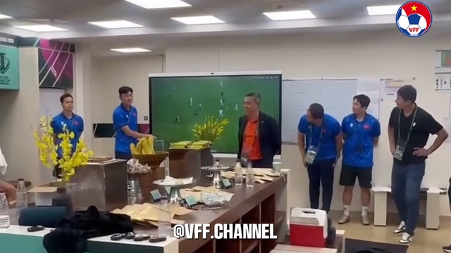 H&eacute; lộ ph&ograve;ng thay đồ U.23 Việt Nam sau trận thắng Ả Rập X&ecirc; &Uacute;t, Chủ tịch VFF hỏi... thẻ phạt- Ảnh 1.
