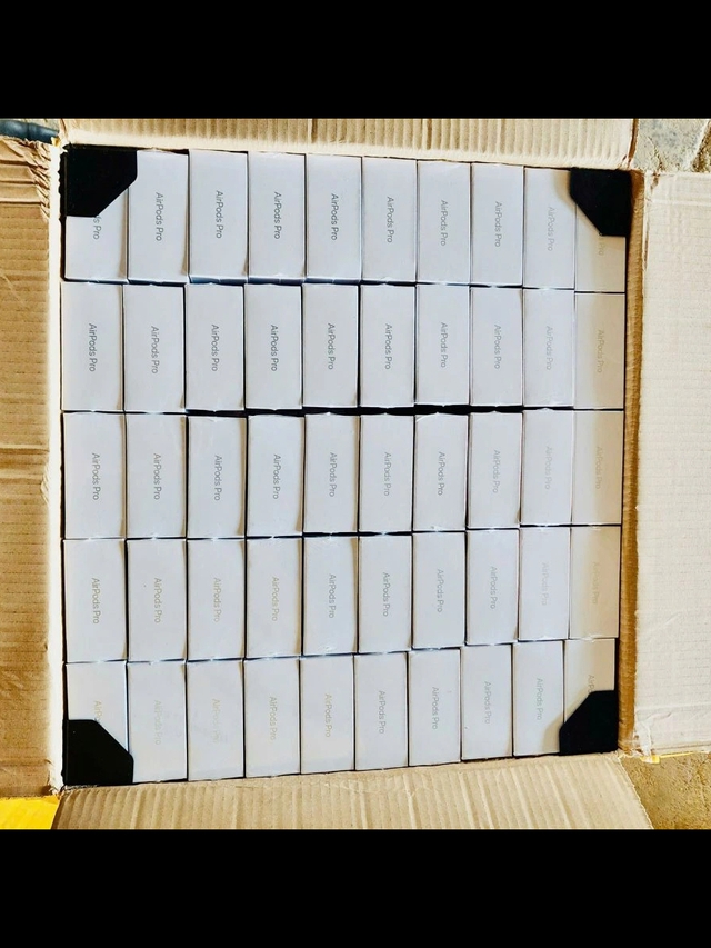 1.000 tai nghe kh&ocirc;ng d&acirc;y giả nh&atilde;n hiệu 'nh&agrave; t&aacute;o' qu&aacute; cảnh chờ xuất đi Campuchia- Ảnh 2.