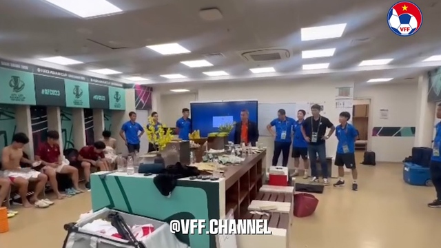 H&eacute; lộ ph&ograve;ng thay đồ U.23 Việt Nam sau trận thắng Ả Rập X&ecirc; &Uacute;t, Chủ tịch VFF hỏi... thẻ phạt- Ảnh 2.