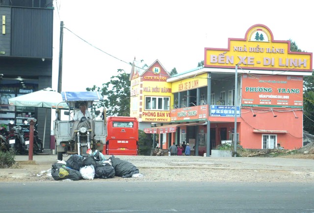 L&acirc;m Đồng khẩn trương thu gom r&aacute;c sinh hoạt &ugrave;n ứ dọc quốc lộ 20  - Ảnh 1.