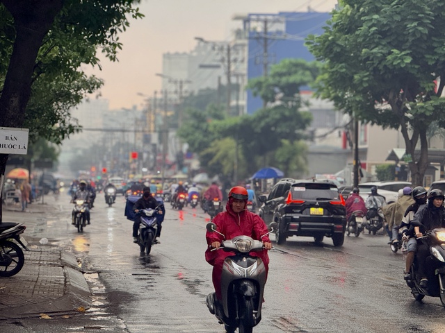 S&aacute;ng nay, thời tiết TP.HCM c&oacute; mưa tr&aacute;i m&ugrave;a - Ảnh 2.
