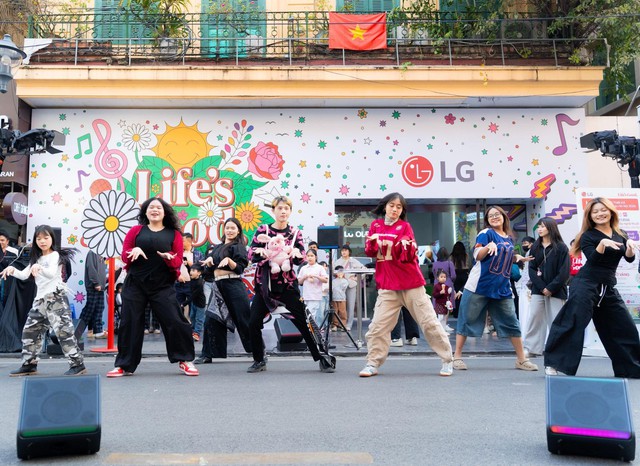 Giới trẻ tương t&aacute;c với c&ocirc;ng nghệ từ LG tại Lễ hội Thiết kế H&agrave; Nội 2026- Ảnh 5.