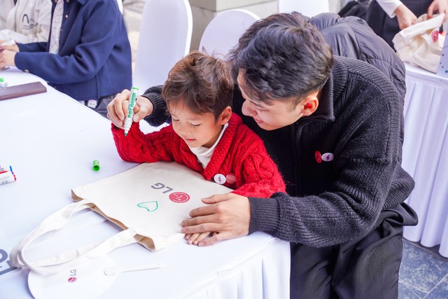 Giới trẻ tương t&aacute;c với c&ocirc;ng nghệ từ LG tại Lễ hội Thiết kế H&agrave; Nội 2026- Ảnh 7.
