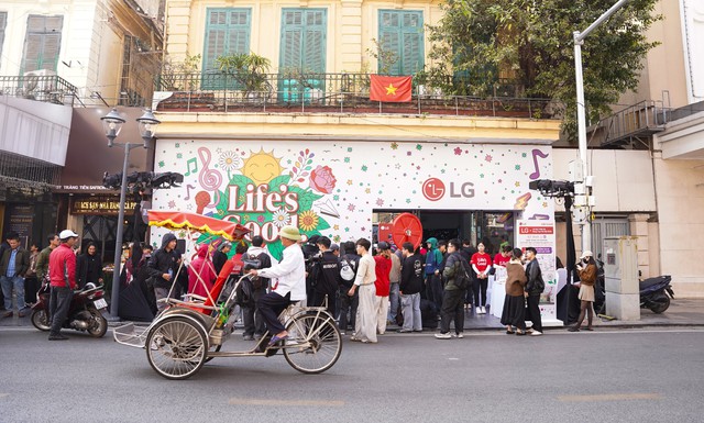 Giới trẻ tương t&aacute;c với c&ocirc;ng nghệ từ LG tại Lễ hội Thiết kế H&agrave; Nội 2026- Ảnh 1.