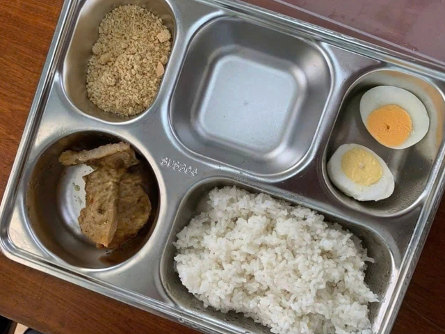 Chưa thống nhất với phụ huynh, bếp ăn b&aacute;n tr&uacute; trường học ở Quảng Trị tạm dừng- Ảnh 2.