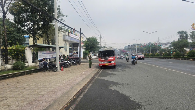 Đồng Nai: Ch&aacute;y xe đưa rước c&ocirc;ng nh&acirc;n ngay cổng trường học - Ảnh 2.
