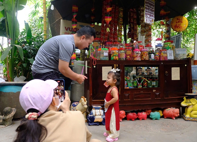 Người trẻ 'săn' k&yacute; ức đ&oacute;n Tết B&iacute;nh Ngọ - Ảnh 3.