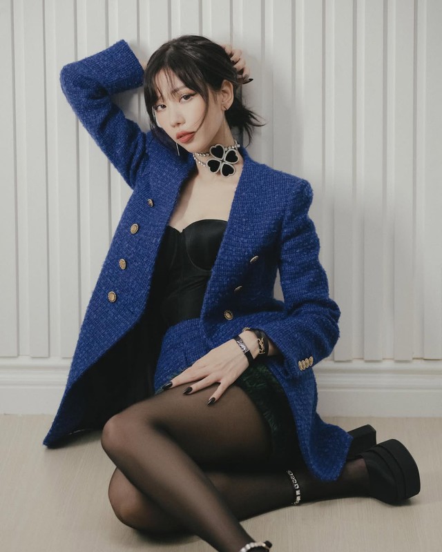 Đôi chân thon gọn với quần tất đen - Ảnh 2.