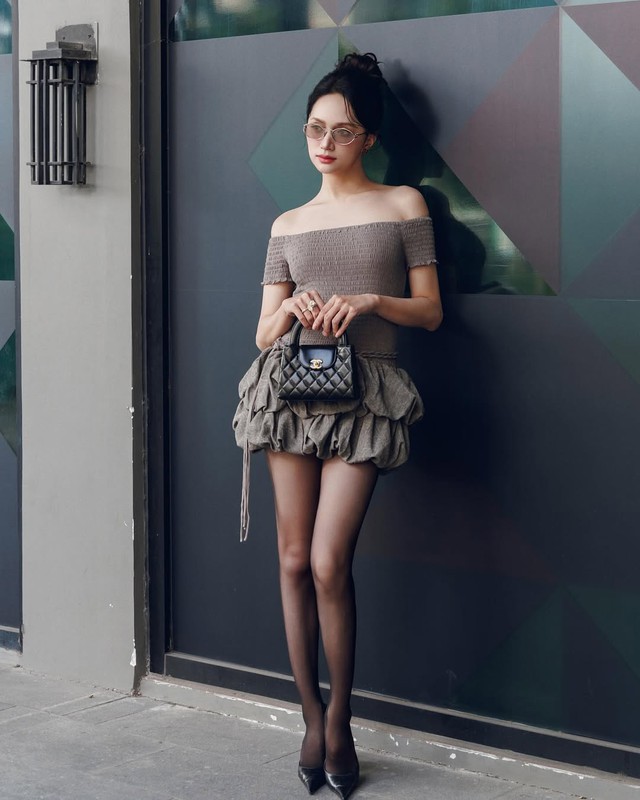 Đôi chân thon gọn với quần tất đen - Ảnh 3.