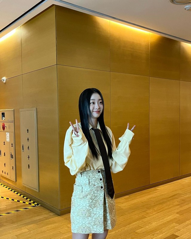 Từ công sở đến tiệc tối, diện cà vạt nữ chuẩn sành điệu - Ảnh 4.