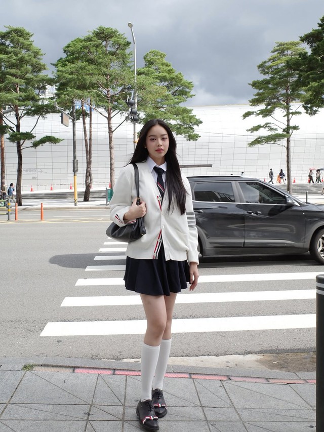 Từ công sở đến tiệc tối, diện cà vạt nữ chuẩn sành điệu - Ảnh 5.