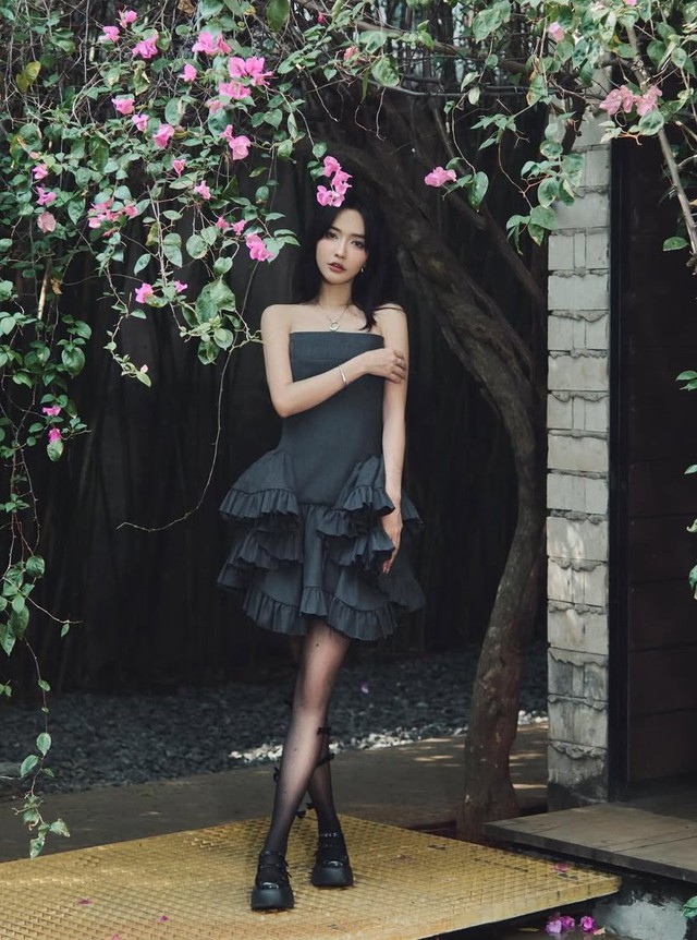 Đôi chân thon gọn với quần tất đen - Ảnh 6.