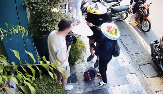 Vụ b&aacute;n h&agrave;ng rong 'chặt ch&eacute;m' kh&aacute;ch: D&acirc;n mạng đ&ograve;i xử l&yacute; h&igrave;nh sự để răn đe- Ảnh 1.