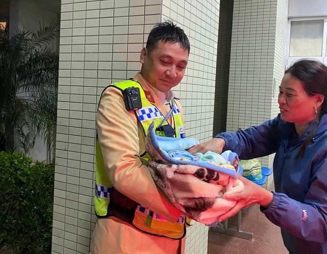 Thiếu t&aacute; c&ocirc;ng an dẫn đường cho xe chở sản phụ chuyển dạ đi cấp cứu - Ảnh 1.