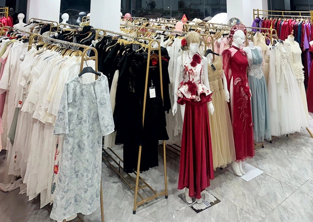 Dịch vụ cho thu&ecirc; &aacute;o d&agrave;i đắt kh&aacute;ch dịp cuối năm - Ảnh 1.