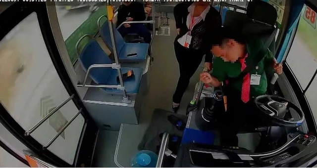 T&agrave;i xế xe bu&yacute;t tại TP.HCM đột quỵ khi đang l&aacute;i xe- Ảnh 1.