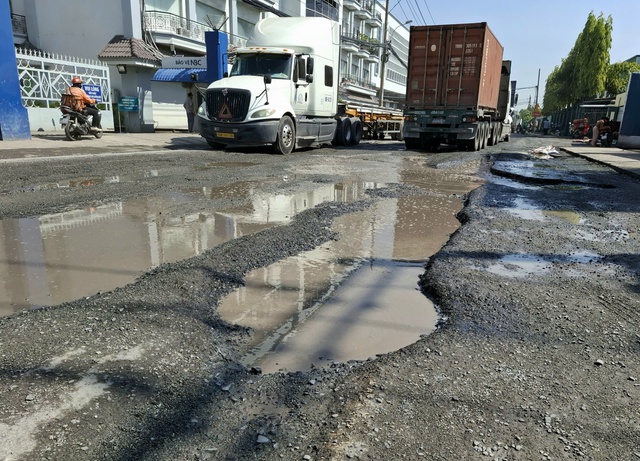 Đường xuống cấp nặng, đi lại kh&oacute; khăn- Ảnh 1.