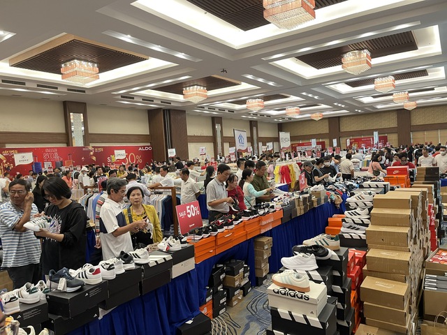 Cần Thơ: Hàng nghìn người 'săn' hàng hiệu giảm giá đến 80% - Ảnh 1.
