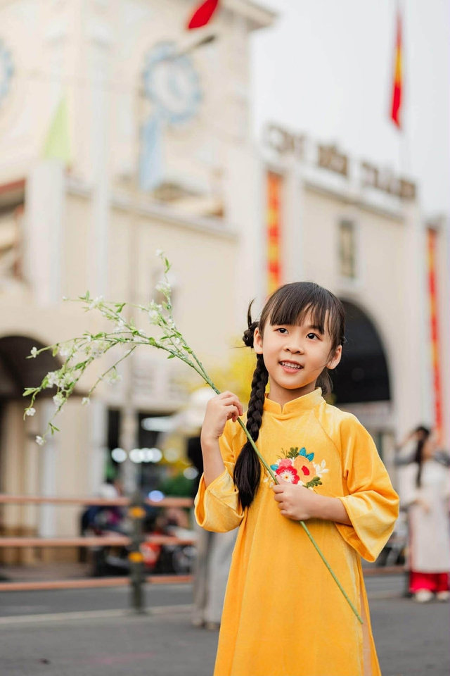 Chụp ảnh áo dài tết miễn phí ở TP.HCM: Gợi ý cực hợp cho mẹ và bé - Ảnh 4. Chụp ảnh áo dài tết miễn phí ở TP.HCM: Gợi ý cực hợp cho mẹ và bé - Ảnh 4.