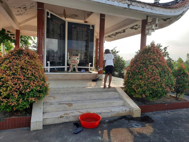 C&ocirc;ng an răn đe trẻ 'chưa ngoan' bằng c&aacute;ch dọn vệ sinh ở bia tưởng niệm- Ảnh 2.