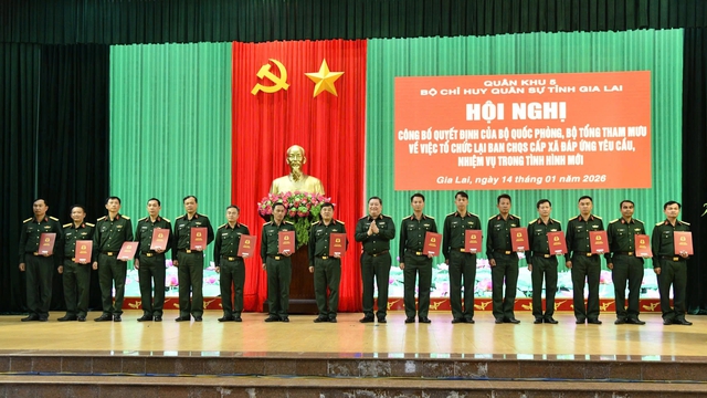 Gia Lai bổ nhiệm 135 sĩ quan l&agrave;m Chỉ huy trưởng Ban Chỉ huy qu&acirc;n sự x&atilde; - Ảnh 1.