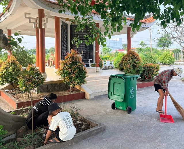 C&ocirc;ng an răn đe trẻ 'chưa ngoan' bằng c&aacute;ch dọn vệ sinh ở bia tưởng niệm- Ảnh 1.