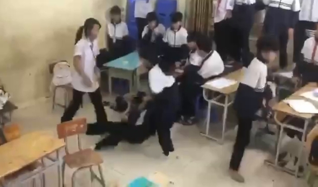 C&ocirc;ng an v&agrave;o cuộc vụ 6 nữ sinh h&agrave;nh hung bạn trong lớp học- Ảnh 1.